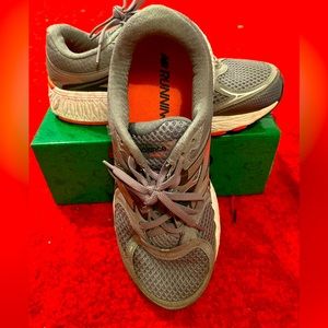 New Balance  size 10 women Grey and pink